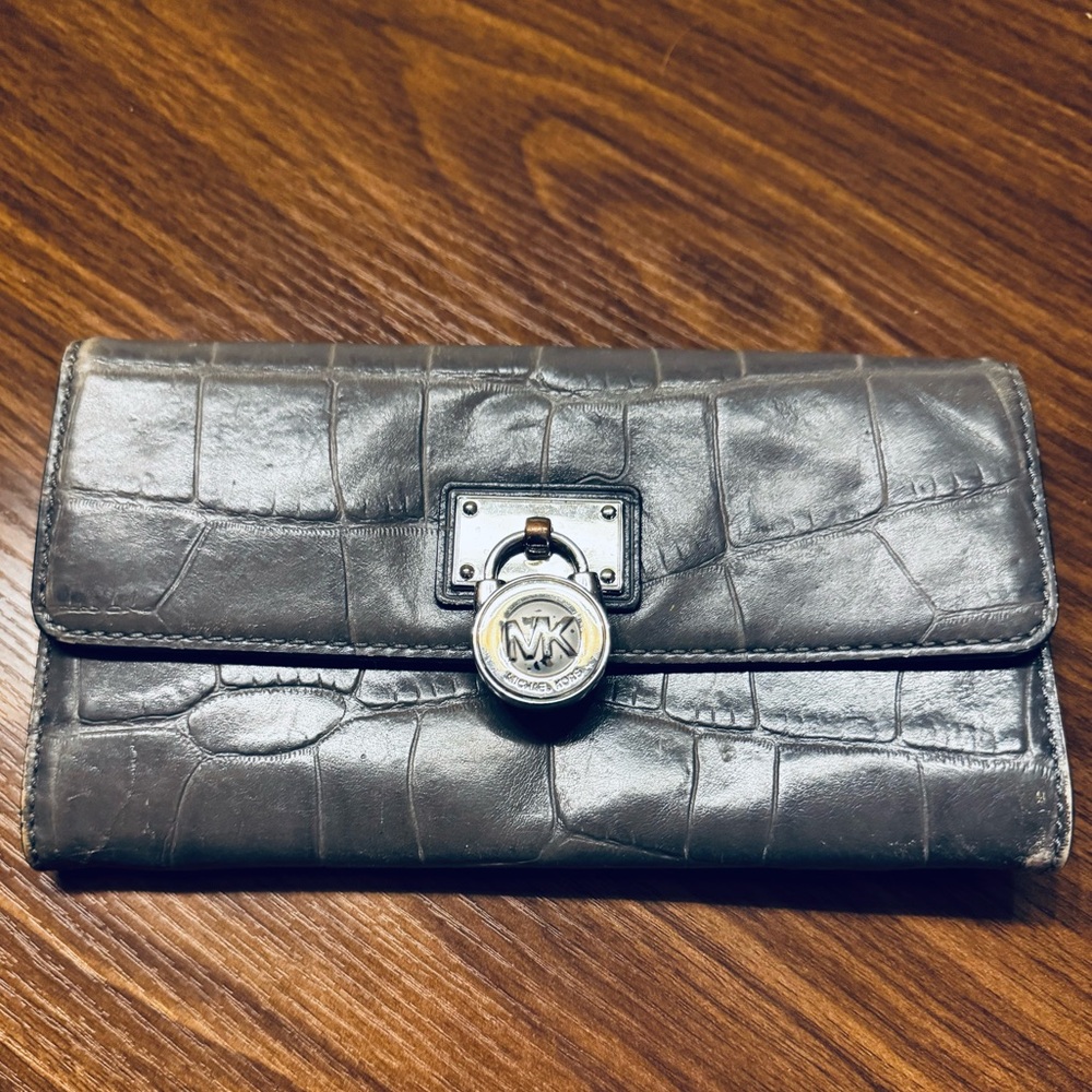 ✅❤️Michael Kors Silver and Gray Crocodile Hamilton Leather Wallet, slight wear❤️